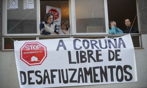 Resistiendo en el piso de Elisabeth Sanlés, desahuciada en Eirís en noviembre del 2013.