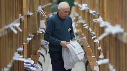 Comienza el recuento de votos en un polideportivo en Cork.