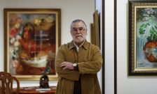 Armenio Platas en la exposici�n de su galer�a en el n�mero 48 de la calle Real. 