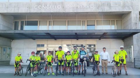 Miembros del Club Ciclista Barbanza recibieron al aventurero
