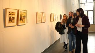 <span lang= gl >Paula Outeiral, Juli�n Bustelo e Paloma Vela no acto de inauguraci�n da exposici�n</span>