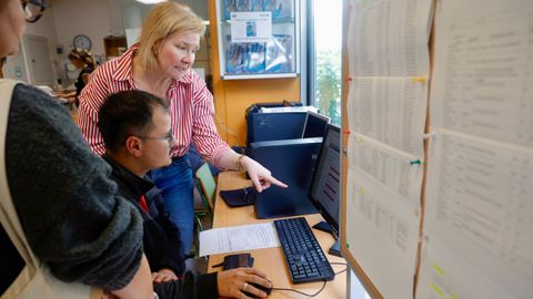Kerry Ann McKevitt profesora de la Escuela de Idiomas de Ferrol enseando a un alumno cmo matricularse