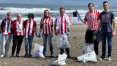 Aficiones Unidas y la red PBIP Mxico recogen casi 300 kilos de basura en la playa de Bayas, en Castrilln