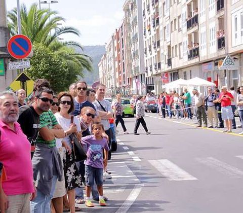 Los vecinos se agolparon en la avenida de la Constituci�n para presenciar el recorrido.