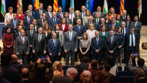 Felipe VI, este martes, en Barcelona, junto a las autoridades y los nuevos jueces que recibieron sus despachos