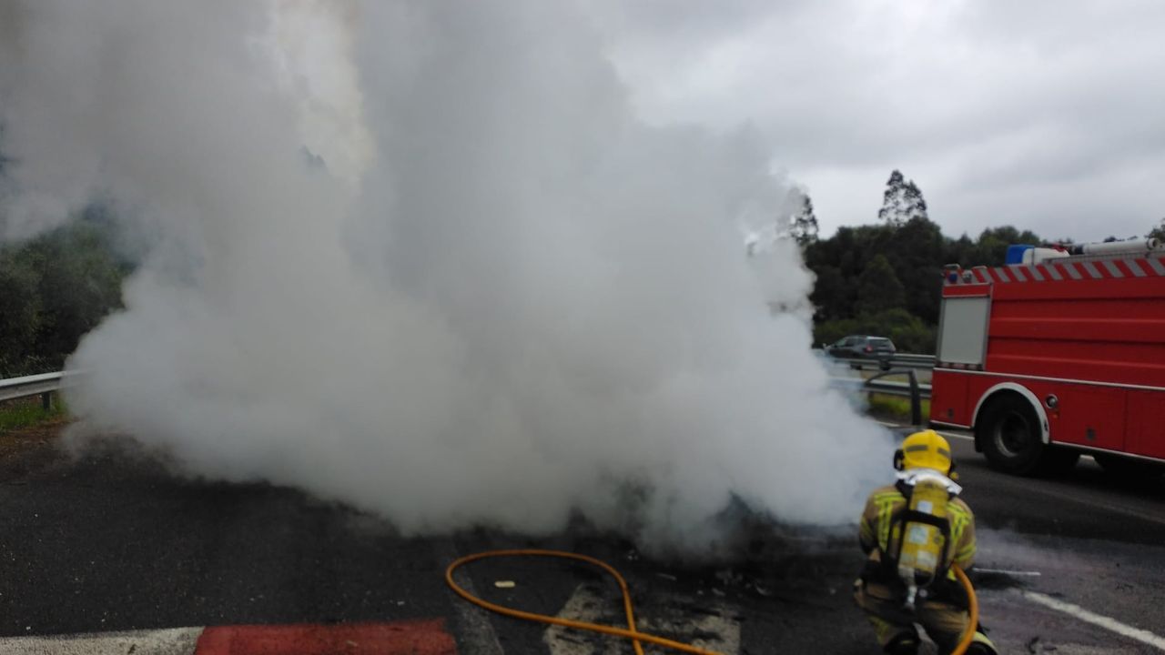 Un incendio calcina dos alpendres y un gallinero en Trabada y amenazó a dos viviendas