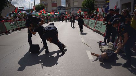 Cargas policiales en Monforte, este domingo, durante el paso de La Vuelta.