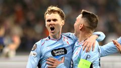 Williot Swedberg, celebrando con Iago Aspas un gol del Celta en la Europa League.