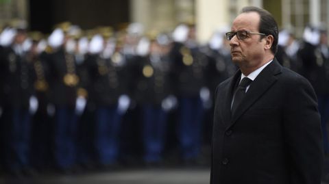 El presidente franc�s, Fran�ois Hollande, rindi� hoy tributo a las v�ctimas mortales del atentado contra el semanario sat�rico �Charlie Hebdo�.