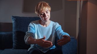 �Anzuelo� en la segunda obra en�solitario de Emma R�os despu�s de��ID�, y tras varias colaboraciones, principalmente para Estados Unidos.