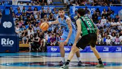 Erik Quintela ante Ricky Rubio en el partido ante el Joventut de la temporada pasada en el Pazo