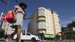 Una mujer se protege del sol con un sombrero en el centro de Monforte