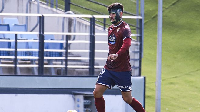 Benjamn Garay, con la mscara con la que debe jugar, en el partido ante el Castilla