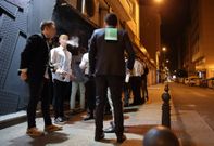 Un grupo de j�venes, el pasado viernes, fumando y bebiendo a las puertas de un pub. 