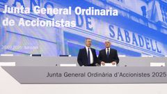 El presidente del Banco Sabadell, Josep Oliu (a la derecha) junto al consejero delegado, César González-Bueno, durante la Junta General de Accionistas de la entidad el pasado 20 de marzo, que se celebraba por primera vez en Sabadell tras la vuelta del banco a Cataluña después de siete años en Alicante