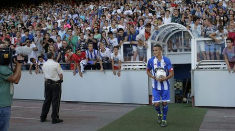 Fayal Fajr salta al csped de Riazor durante su presentacin ante 4.000 aficionados