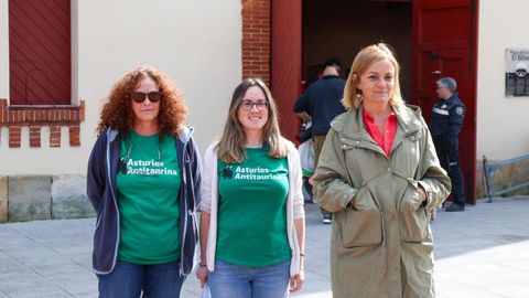 Fernanda Blanco y Medea Lopez, del colectivo Asturias Antitaurina, con la diputada del Grupo Mixto, Covadonga Tom�