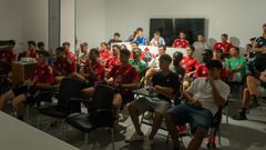 Jugadores del Racing, en una reuni�n con los �rbitros