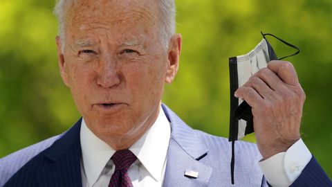El presidente de Estados Unidos, Joe Biden, con la mascarilla en la mano