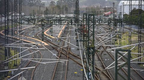 La circulaci�n est� totalmente paralizada este jueves entre Vigo y Santiago, en la foto las v�as en Pontevedra.