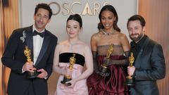 Adrien Brody, �scar al mejor actor del 2025 por �The Brutalist�, con Mikey Madison (mejor actriz por �Anora�), Zoe Salda�a (mejor actriz de reparto por �Emilia P�rez�) y Kieran Culkin (mejor actor secundario por �A real pain�)