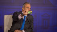 Ortega Smith ense�ando su carn� de Vox