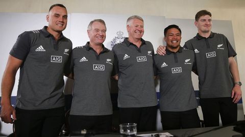 Los integrantes de la selecci�n neozelandesa de rugby, conocida como los  All Blacks , el actual seleccionador, Grant Fox (2i); los jugadores Israel Dagg (i) y Jordie Barrett (d), y el exjugador Keven Mealamu (2d), durante la rueda de prensa que ofrecieron hoy en Oviedo