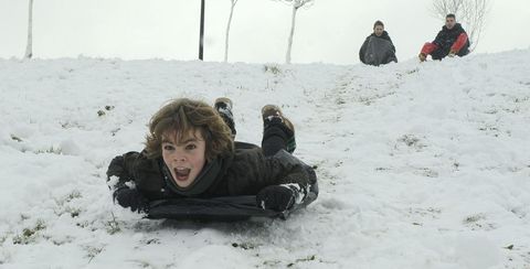 <span lang= es-es >La nieve, diversi�n para los m�s peque�os</span>. La otra cara de la nieve es la que viven los m�s peque�os, que ayer pudieron disfrutar de una estampa poco habitual en sus ciudades ya que miles de ellos no acudieron a clase; en la foto un ni�o se desliza en trineo en Lal�n. 