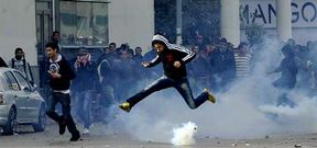 La polic�a respondi� con gases lacrim�genos a los ataques de los congregados en la avenida s�mbolo de la revuelta del 2011