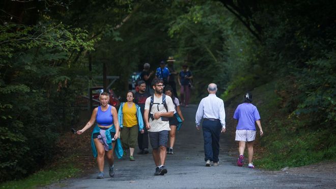 La afluencia de visitantes no cesa en septiembre, como se ha visto a lo largo de toda la semana, incluso el martes, con lluvia
