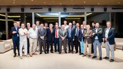 Los ingenieros t�cnicos industriales que llevan 50 y 25 a�os colegiados en A Coru�a recibieron sus insignias  durante la cena del patr�n del colectivo, San Jos�, que reuni� a 300 profesionales en el restaurante �rbore da Veira. 
