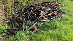 Una parte de los restos de las cubiertas del cobre, abandonadas junto a un camino en San Cremenzo de Pazos.