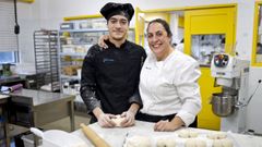 Mateo Lema, alumno del CIFP Paseo das Pontes, con su profesora, Beatriz Sotelo