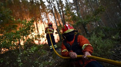 Labores de extinci�n en el incendio en Boa Aldeia, en la regi�n de Viseu