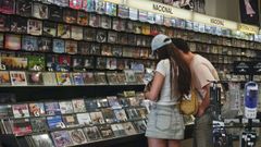 Uno de los establecimientos que permite a los j�venes usar el Bono Cultural para adquirir productos es Don Disco. En la imagen, una instant�nea de dos clientes ojeando la selecci�n de CD del negocio ubicado en r�a Cami�o Real.
