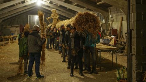 Cargando el gran fach�n, a�n sin fuego, en Castro Caldelas.