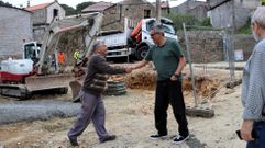 El alcalde, que saluda a un vecino, visit� las obras junto a Luis Lamas