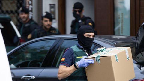 Agentes de la Guardia Civil el pasado 23 de agosto durante el registro de un domicilio en la operacin coordinada por la Audiencia Nacional contra el Equipo de Respuesta Tctica de los Comits en Defensa de la Repblica