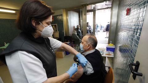 Personal sanitario administrando la primera dosis de la vacuna contra el covid-19 a mayores de 80 a�os en Burela