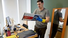 Operarios limpiando en la Escuela de Arte dram�tico en Navia