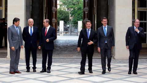 De izda. a dcha.) Los presidentes de las comunidades aut�nomas de Asturias, Javier Fern�ndez; La Rioja, Jos� Ignacio Ceniceros; Arag�n, Javier Lamb�n; Castilla-La Mancha, Emiliano Garc�a-Page; Galicia, Alberto N��ez Feijoo; y Castilla y Le�n, Juan Vicente Herrera, se dirigen hacia la Sala de la Corona de Arag�n, en la sede del gobierno aragon�s en Zaragoza, donde se han reunido para proseguir en su demanda de acometer una reforma del sistema de financiaci�n auton�mica que tenga en cuenta lo que es un problema com�n en ellas: la despoblaci�n