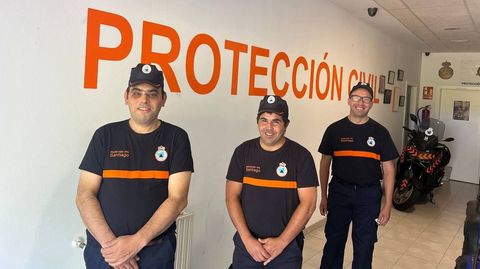 Marcos Sanmart�n, Paco Carneiro y Suso Cabo (en la foto, de izquierda a derecha) ya son miembros de pleno derecho de�Protecci�n Civil en Santiago.