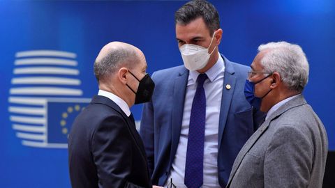 El presidente del Gobierno, Pedro S�nchez, habla con el canciller alem�n, Olaf Scholz, y el primer ministro de Portugal, Antonio Costa, durante una mesa redonda en una cumbre extraordinaria de la UE sobre Ucrania este jueves en Bruselas. 