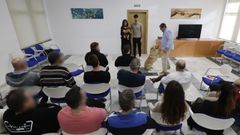 Octavio Villazala interactúa con uno de sus perros ante los usuarios del centro oleirense.