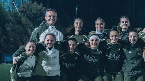 Rub�n Dom�nguez, con jugadoras y cuerpo t�cnico de As Celtas.