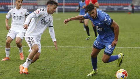 Omar, del Ourense CF, con el baln ante David Jimnez.