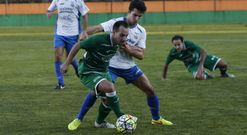 El carballi��s Castro conduce un esf�rico ante la presi�n de un zaguero del Gondomar. 