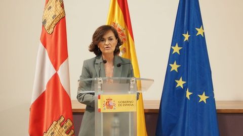 La vicepresidenta primera del Gobierno y ministra de Relaciones con las Cortes y Memoria Democrtica, Carmen Calvo  