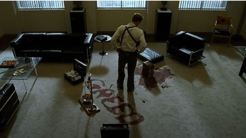Fotograma de Seven en el que el detective Mills [Brad Pitt] investiga una escena del crimen.
