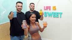 En el Sweet and Roll de A Pobra se puede encontrar el refresco viral de la influencer Mar�a Pombo entre una carta de llamativas bebidas